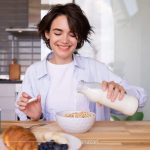 نقش مصرف لبنیات در تنظیم چرخه قاعدگی 🥛✨
